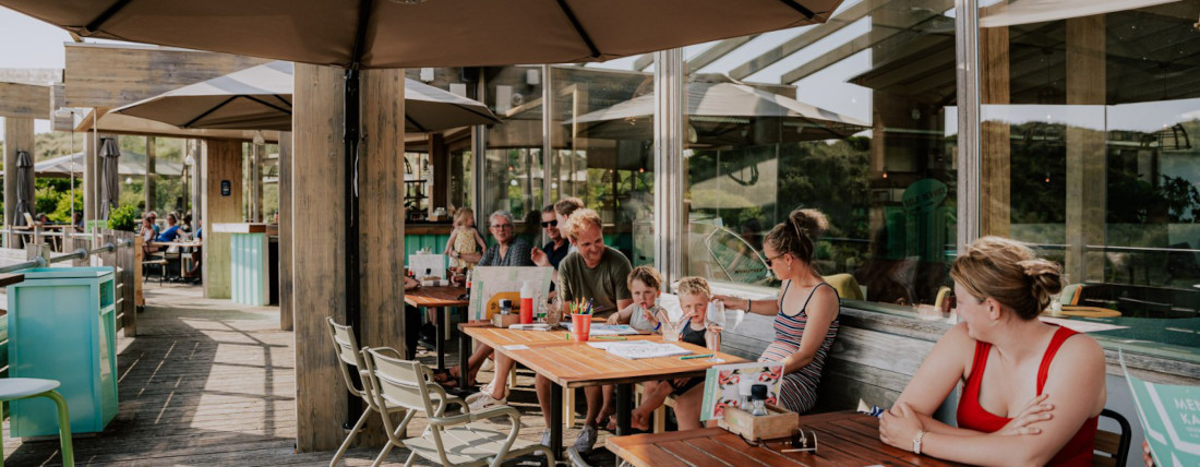Restaurant en buiten terras met uitzicht over de speeltuin