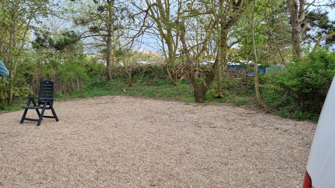 Buiten, groot privé terrein bij de caravan