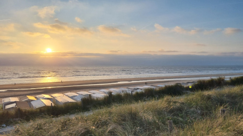 Het strand van Bloemendaal bij zonsondergang
